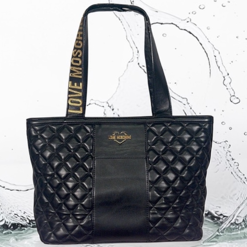 Love ❤️ Moschino quilted shoulder bag.